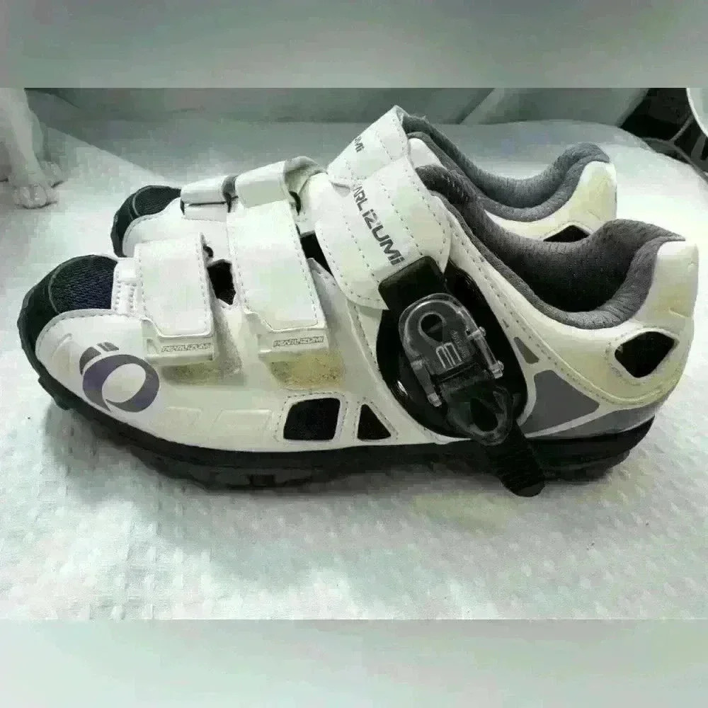 Excellent Condition, Women’s Sz 40, Pearl Izumi biking shoes.